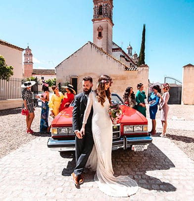 Novios entre pétalos