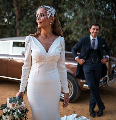 Pareja posando en blanco y negro
