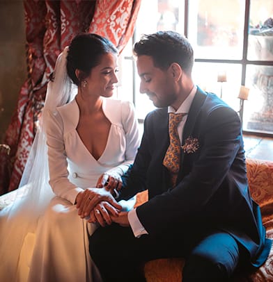 Lucía y Kilian saliendo entre confeti